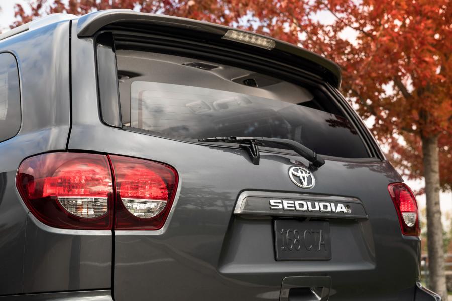 Детали экстерьера Toyota Sequoia SR5 2017 года  (фото 14 из 21)